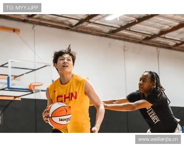 杨力维穿训练服逛奢侈品店，手里那张会员卡亮瞎我