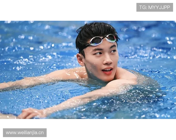 汪顺家里那泳池比咱们小区还豪华，比赛时倒是一本正经得像个书呆子