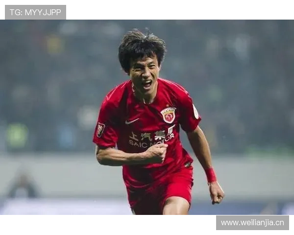 王燊超拎着菜篮子回家，门口停着贴队徽的豪车，这画面有点扎心